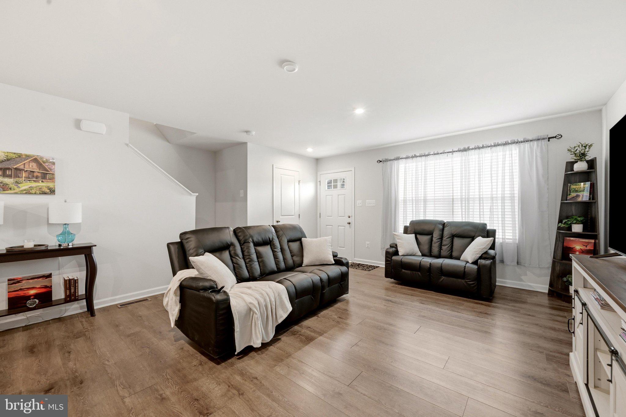154 DURSLEY CIRCLE