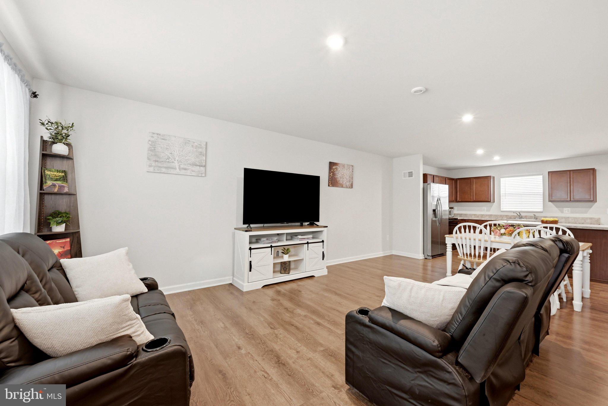 154 DURSLEY CIRCLE