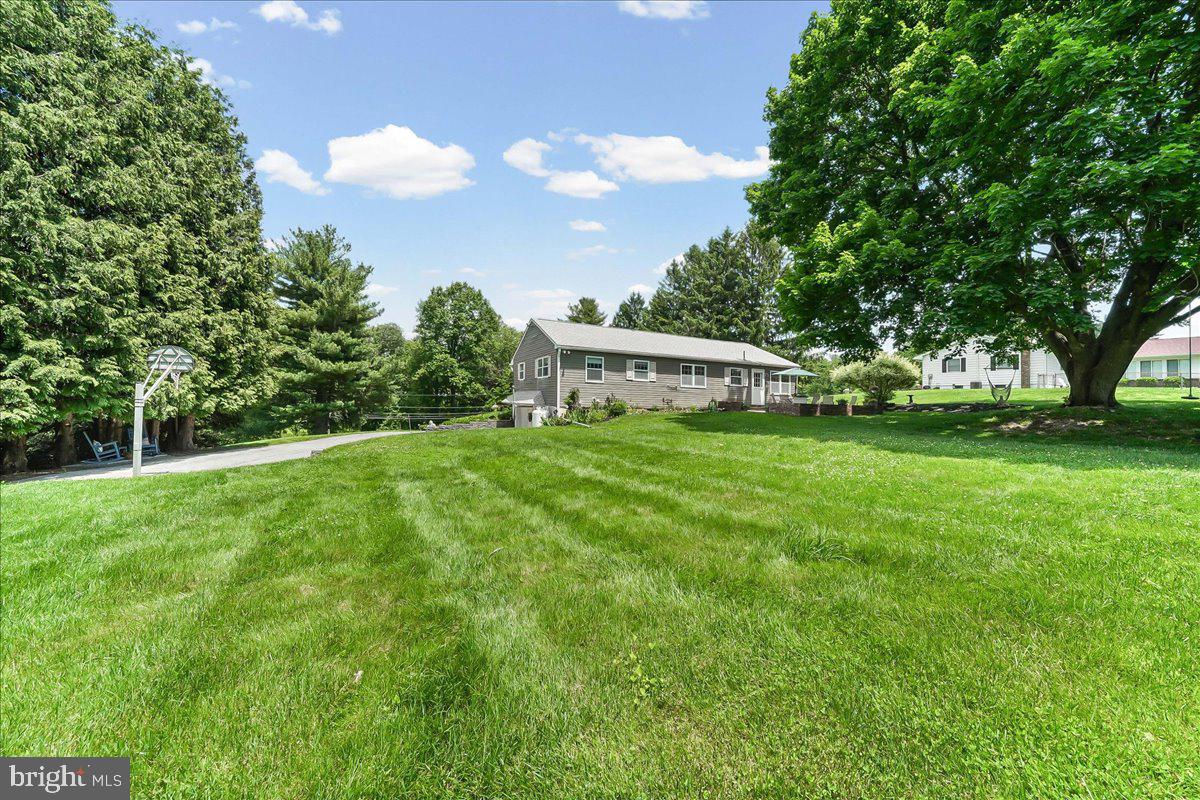 207 W WOODVIEW ROAD