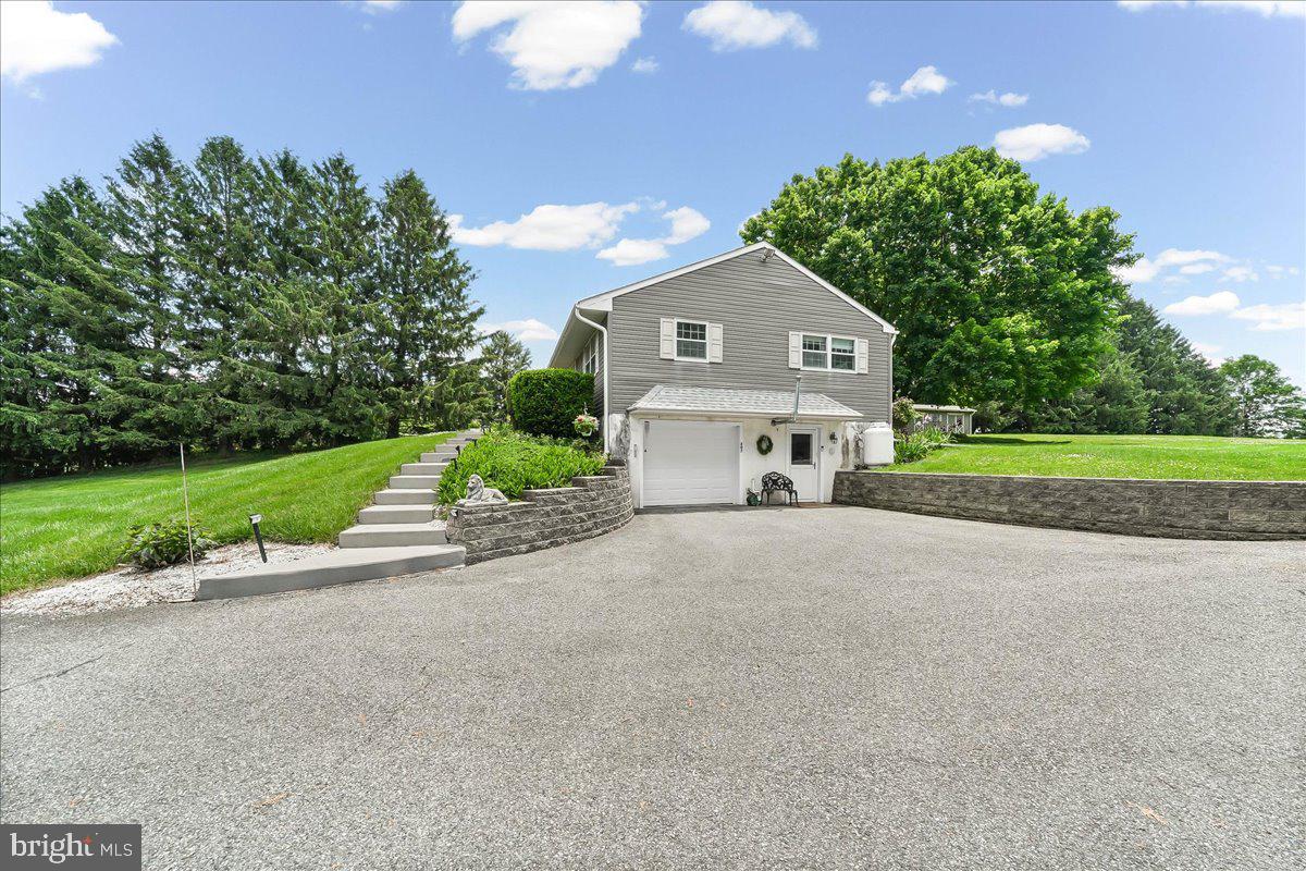 207 W WOODVIEW ROAD