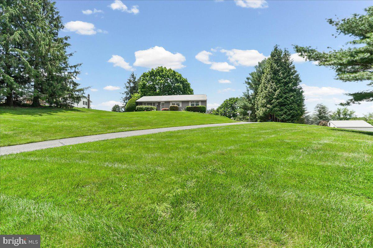 207 W WOODVIEW ROAD