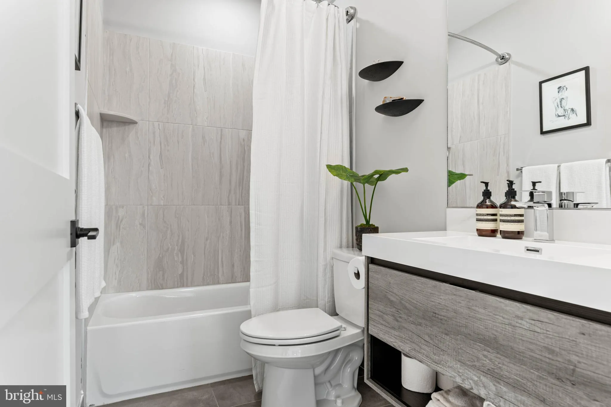 Philadelphia, Pennsylvania 19130, United States, 2 Bedrooms Bedrooms, ,2 BathroomsBathrooms,Residential,Active,242665