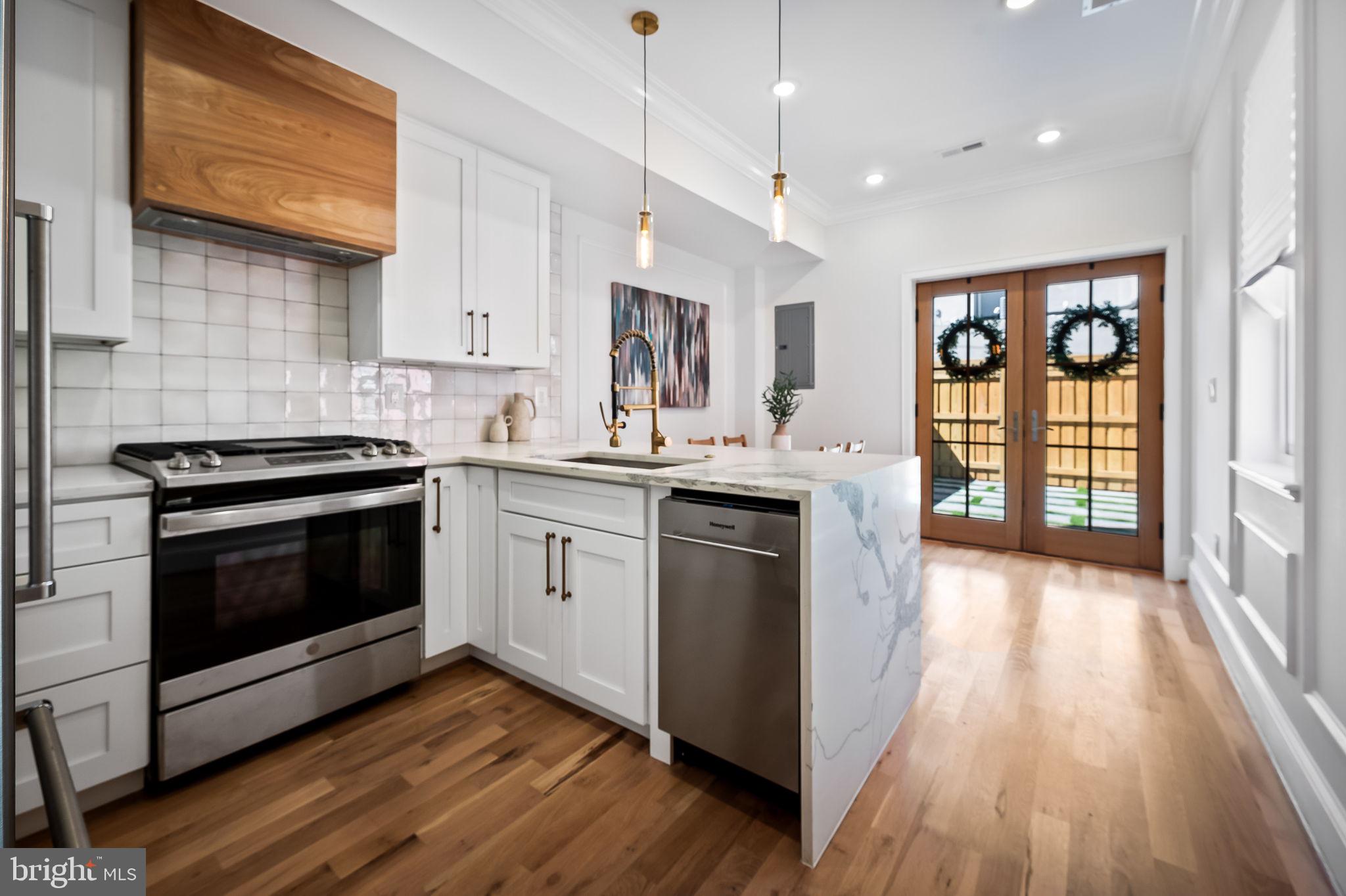 HOLLINS MARKET - Residential