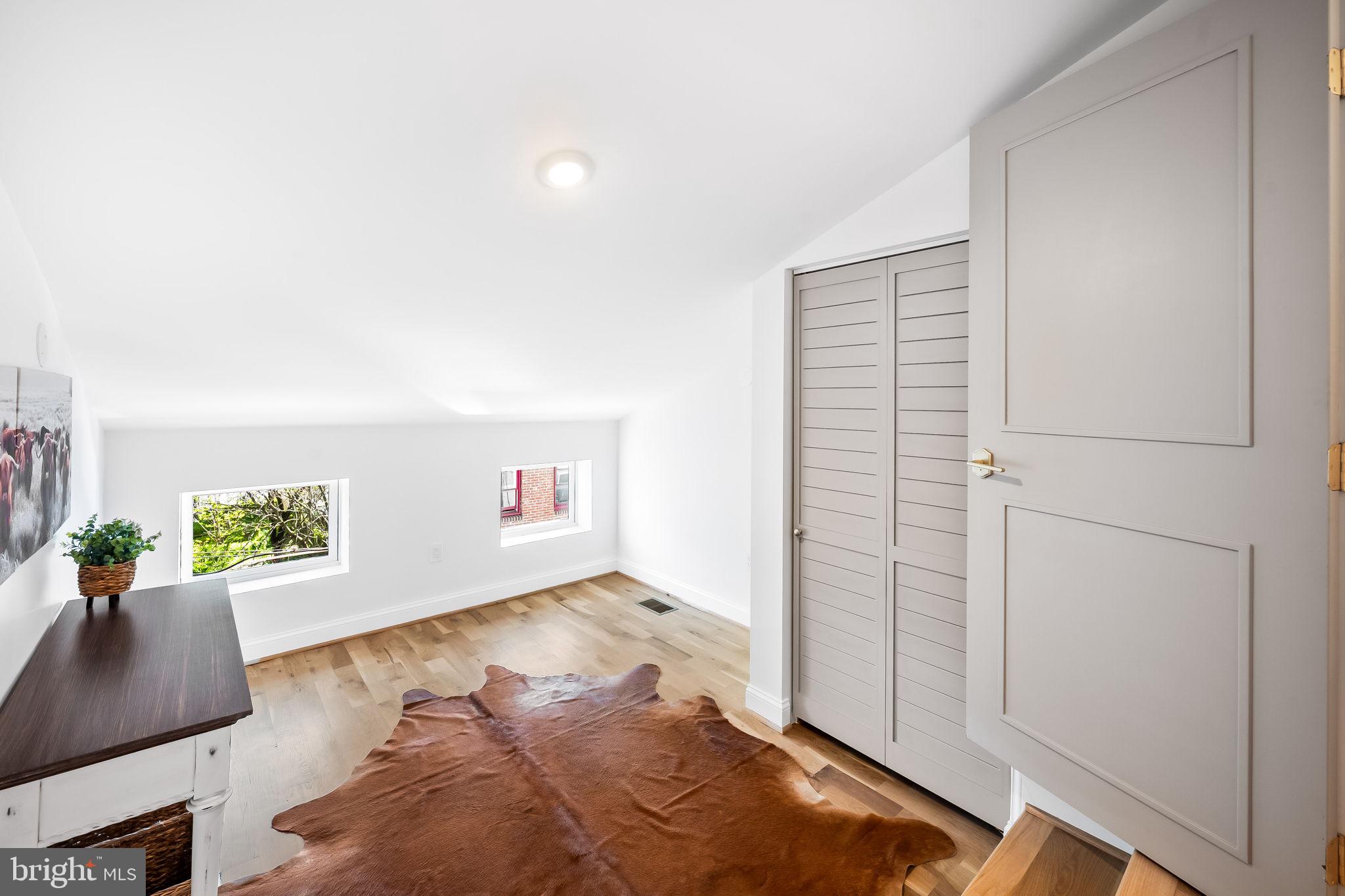 HOLLINS MARKET - Residential