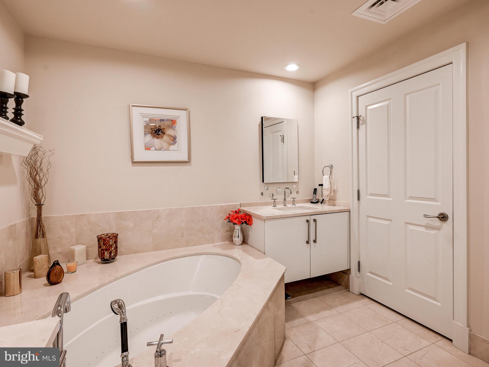 THE RITZ-CARLTON RESIDENCES - Residential