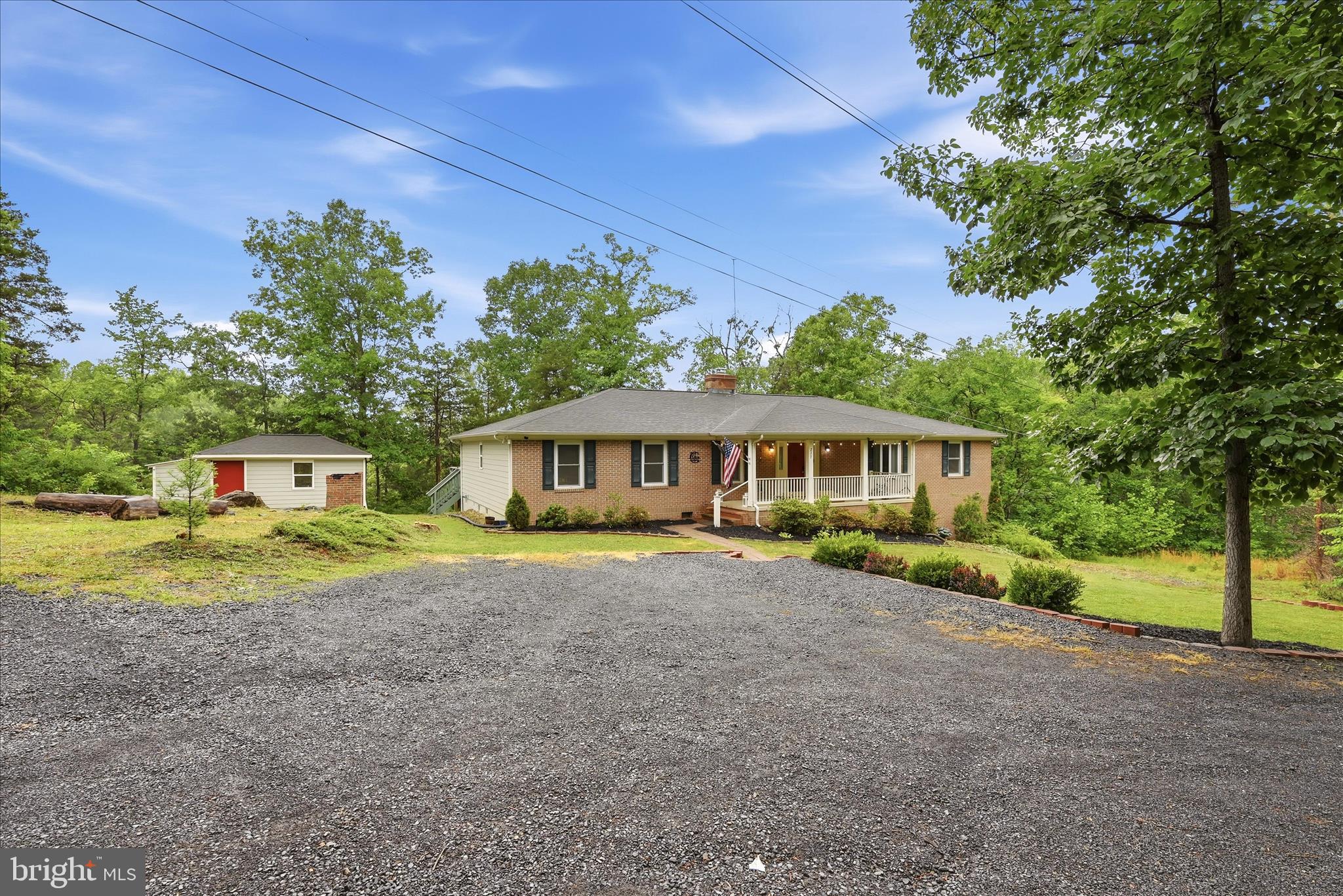 211 CREEKVIEW LANE
