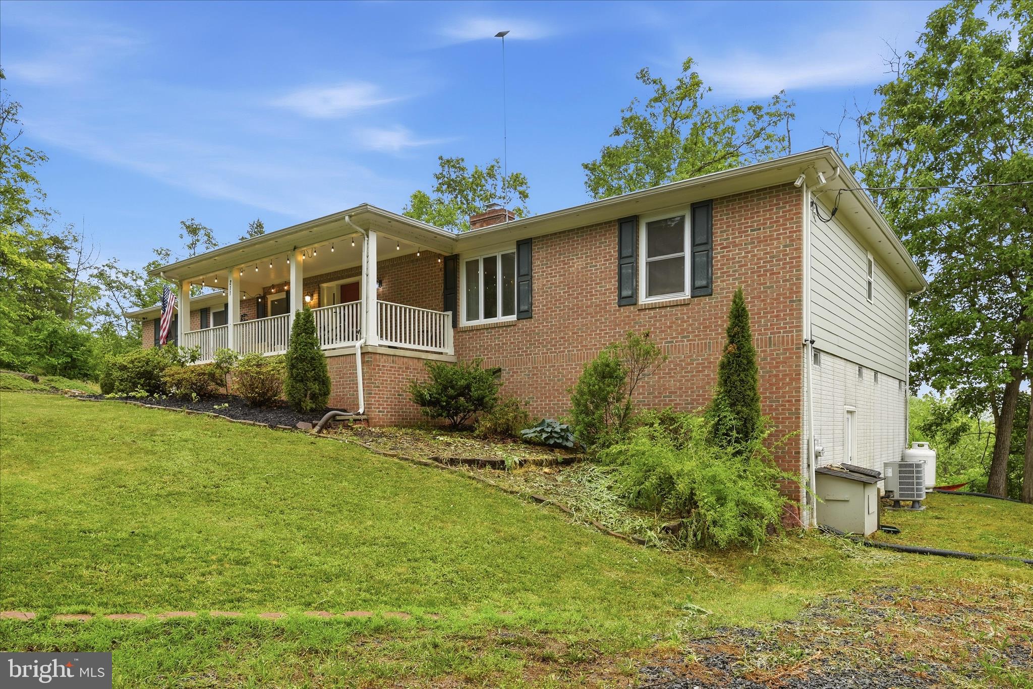 211 CREEKVIEW LANE