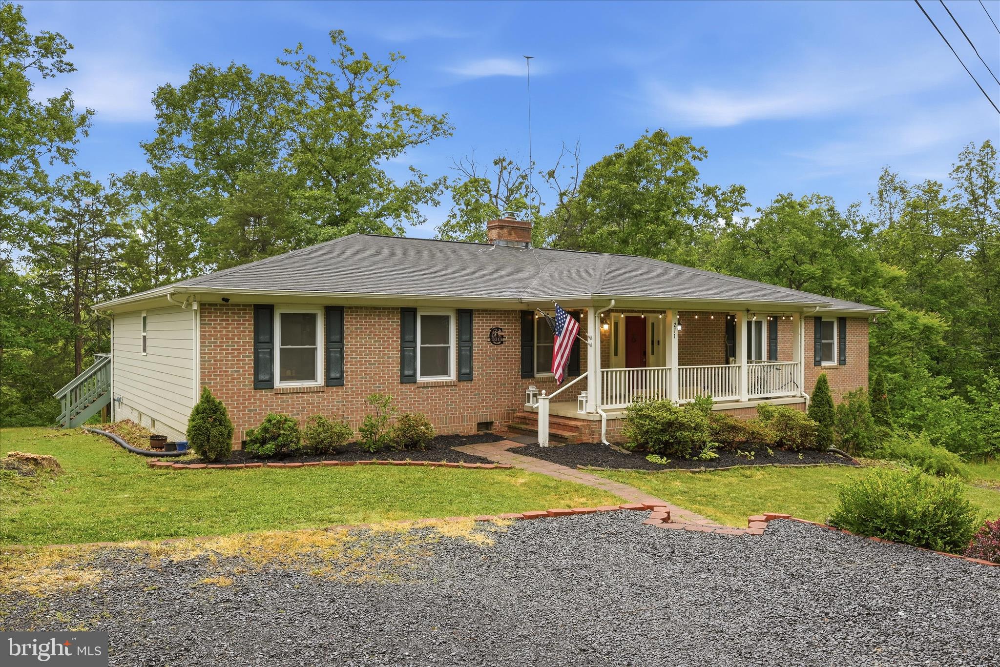 211 CREEKVIEW LANE