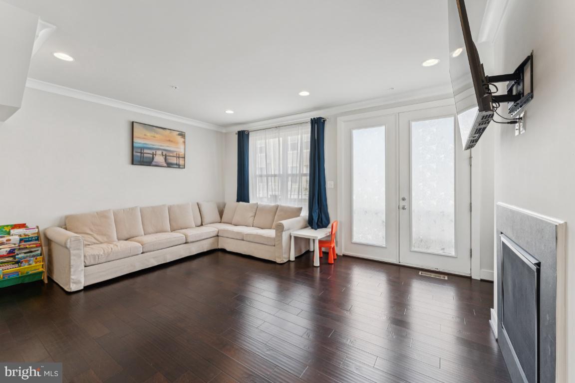 CLARKSBURG TOWN CENTER - Residential Lease