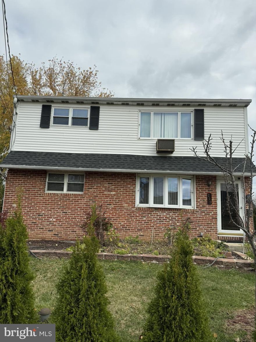 2-story duplex in the Lansdale area, 992 SQF apartment, close to shopping centers, dining, restaurants, bank & public transportation. Close to 309 and the PA Turnpike. Good school district. The owner will pay the Water, Sewer, Trash, Electricity, and Gas bills. No pets allowed. The washer and Dryer are not available.