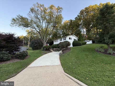 Photo of 3907 Forest Grove Drive, ANNANDALE, VA 22003 (MLS # VAFX2347362)