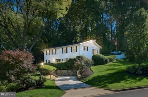Photo of 3907 Forest Grove Drive, ANNANDALE, VA 22003 (MLS # VAFX2347362)
