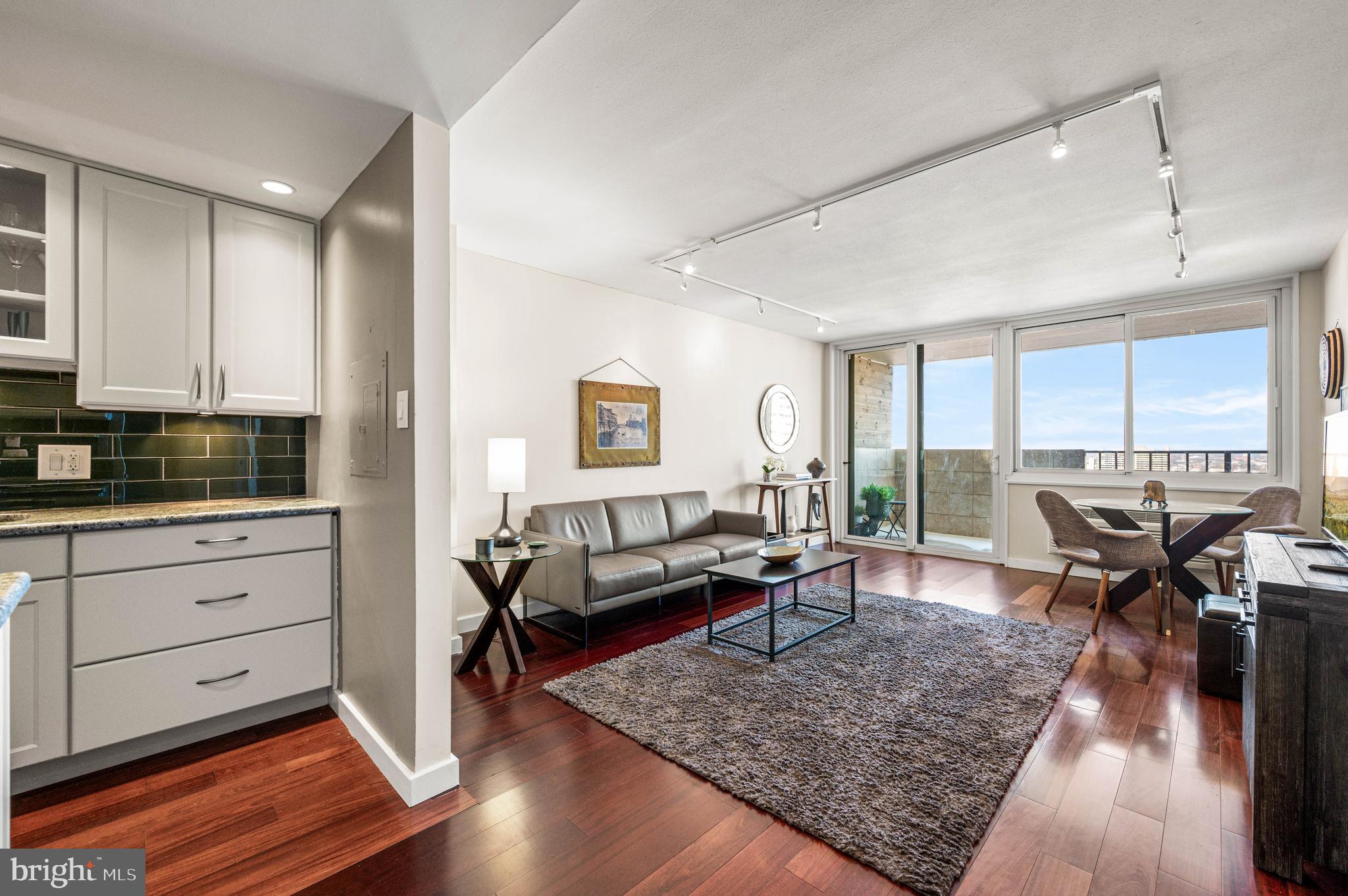 LOGAN SQUARE - Residential