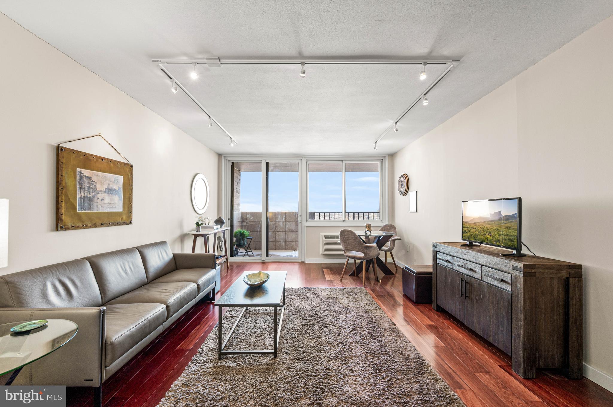 LOGAN SQUARE - Residential