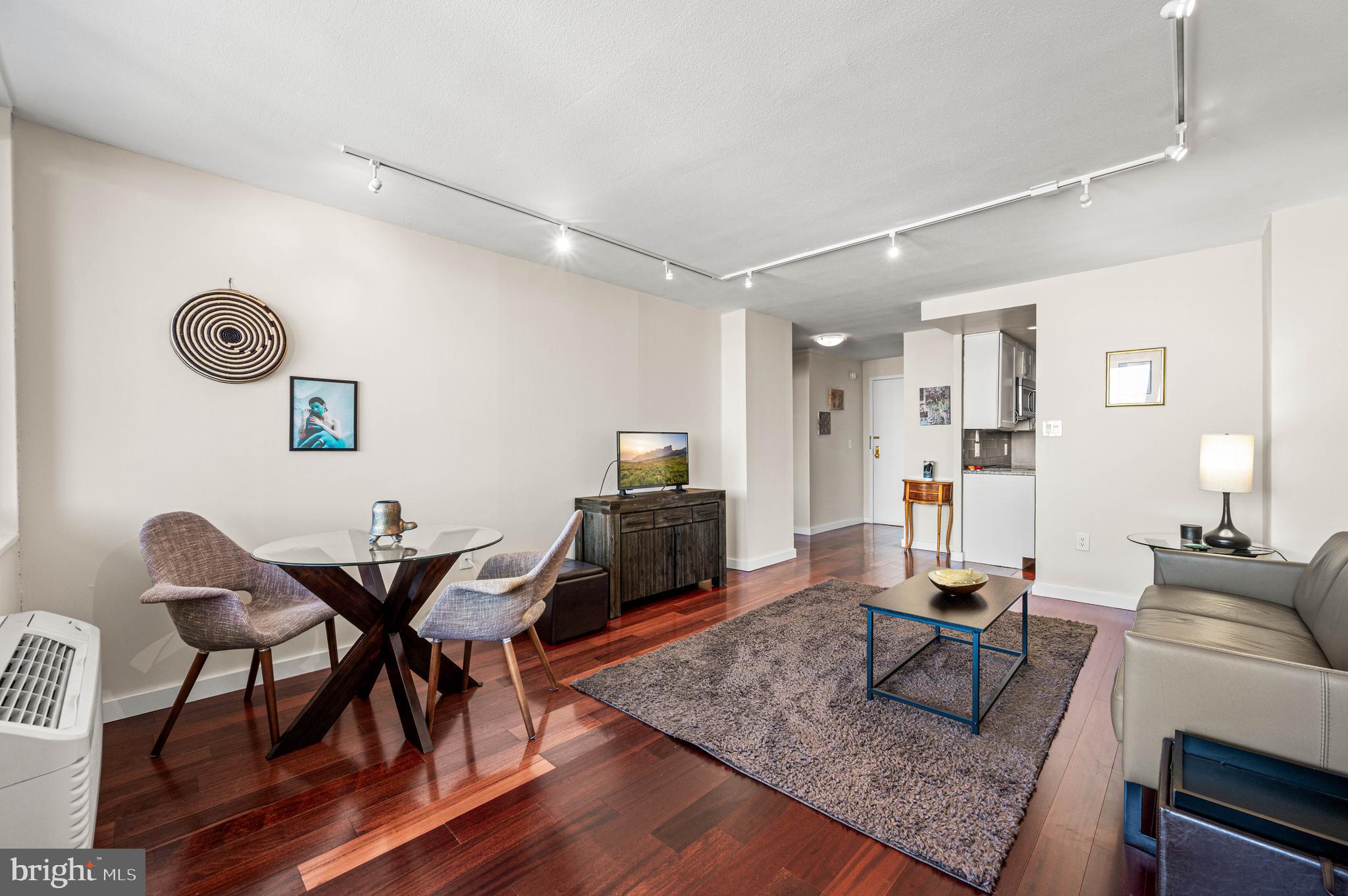 LOGAN SQUARE - Residential