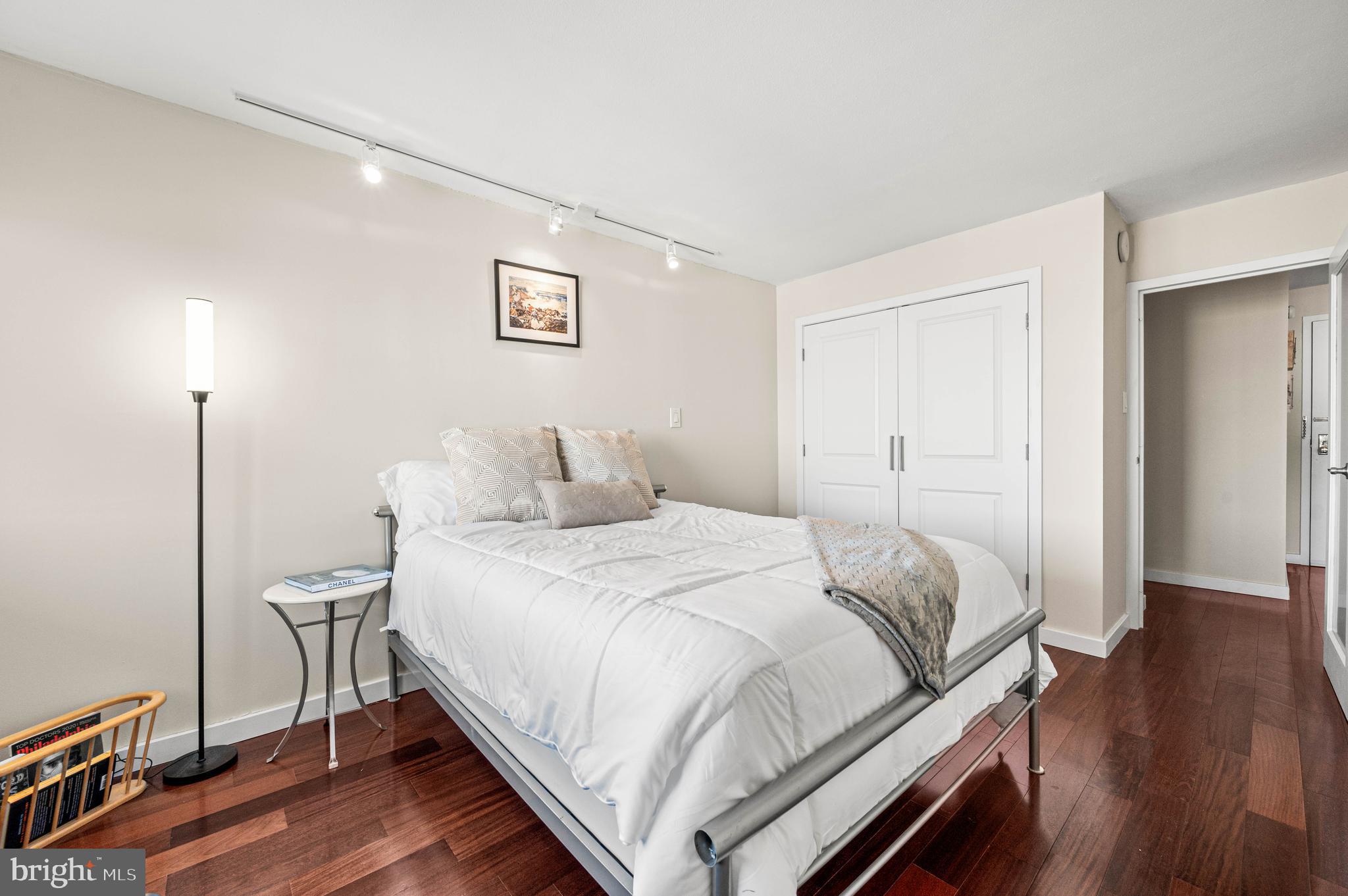 LOGAN SQUARE - Residential