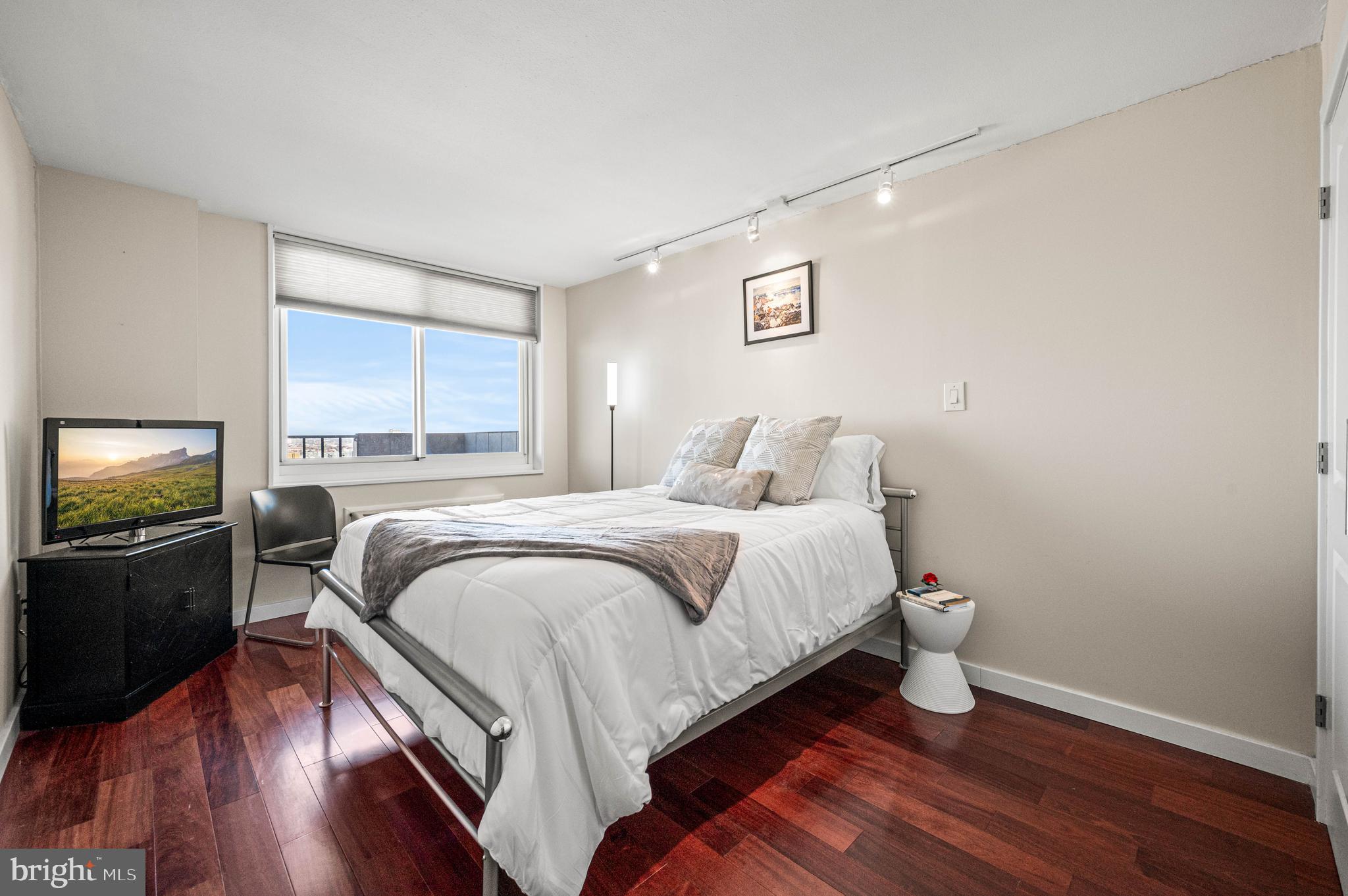 LOGAN SQUARE - Residential