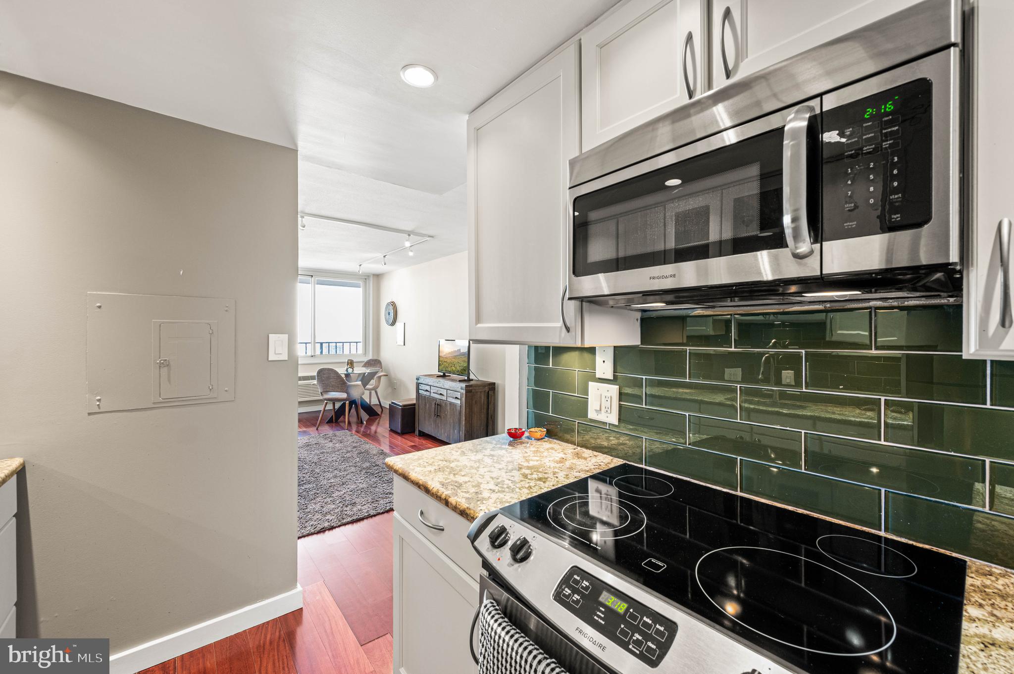 LOGAN SQUARE - Residential