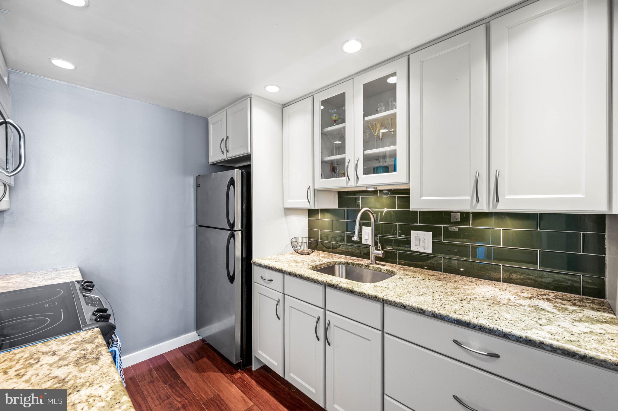 LOGAN SQUARE - Residential