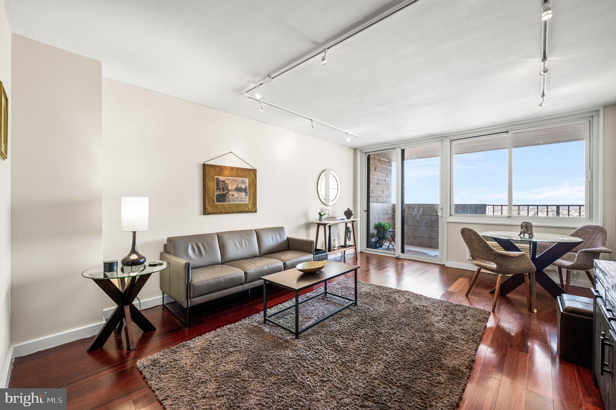 LOGAN SQUARE - Residential