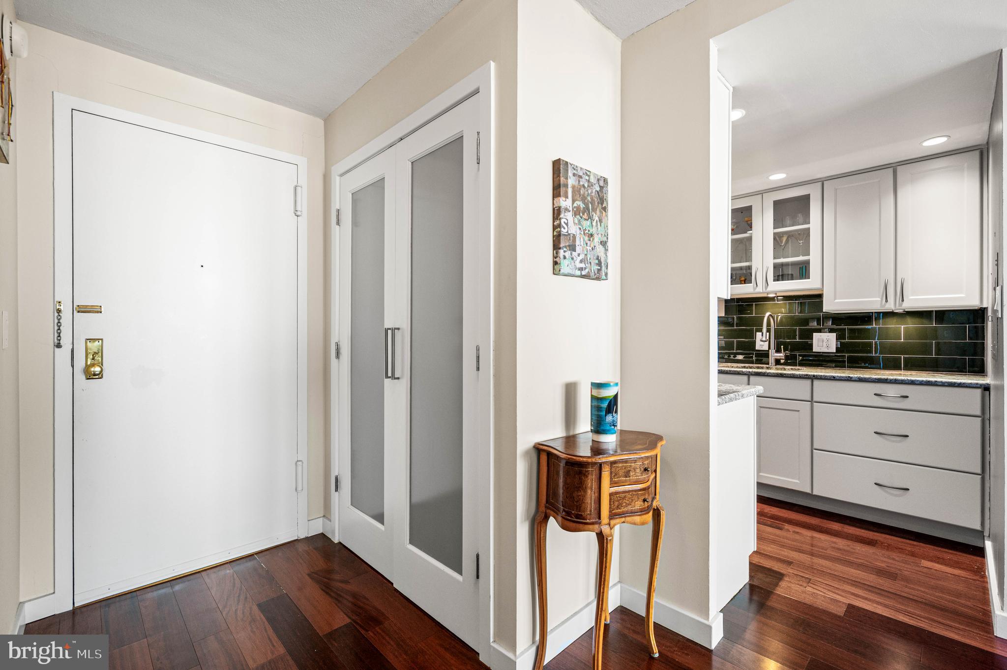 LOGAN SQUARE - Residential