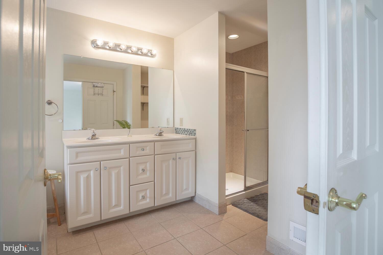 OXFORD LANE - Residential