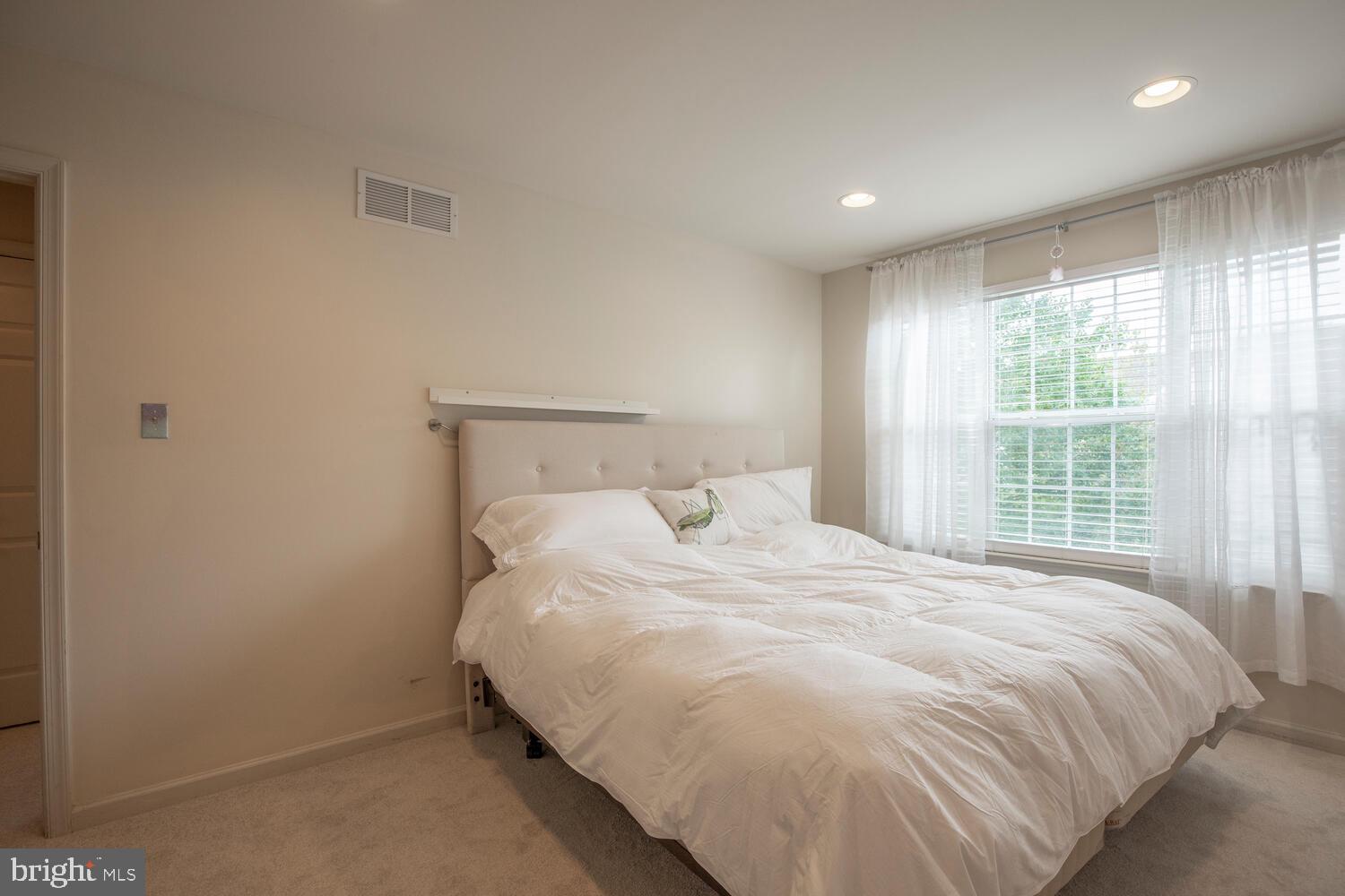 OXFORD LANE - Residential