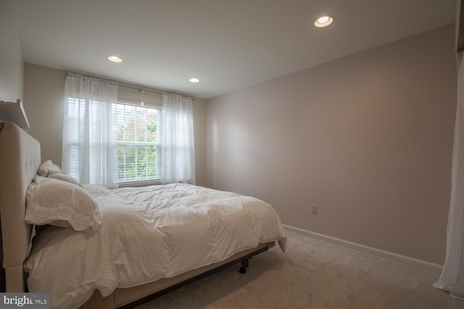 OXFORD LANE - Residential