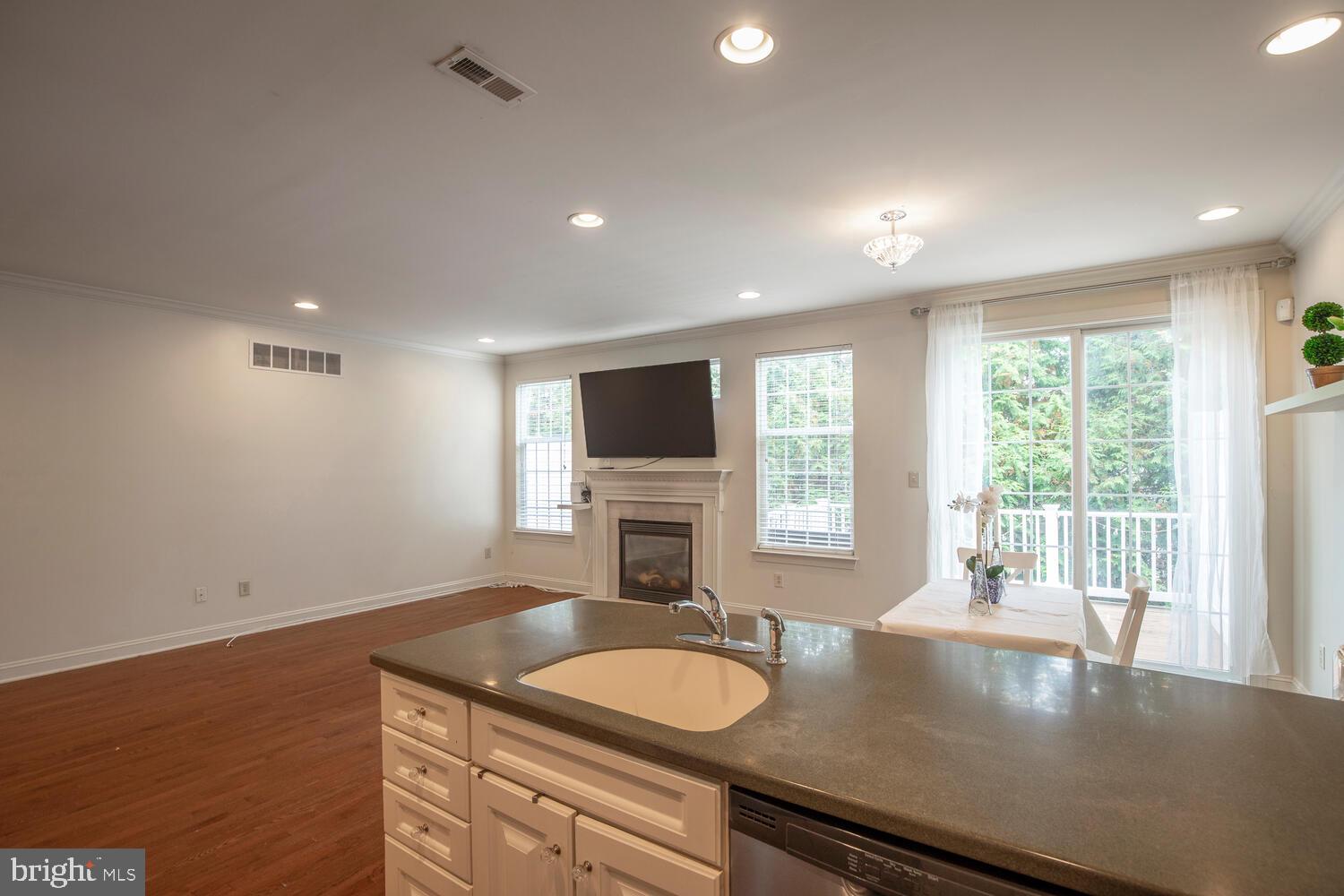 OXFORD LANE - Residential