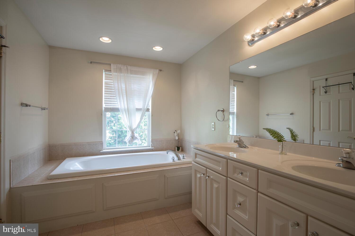 OXFORD LANE - Residential