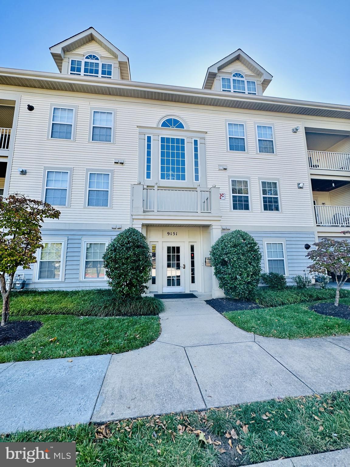 MAIN LEVEL 2 BEDROOM 2BATH CONDO - NO STEPS!! KEY ACCESS BUILDING ENTRANCE!! OPEN FLOOR PLAN!!! NEW PAINT!! NEW FLOORING!! SPACIOUS LIVING ROOM WITH GAS FIREPLACE!!! SEPARATE DINING AREA!!! KITCHEN WITH GAS STOVE, BUILT IN MICROWAVE, BREAKFAST BAR, STAINLESS APPLIANCES AND GRANITE COUNTERTOPS. LARGE PRIMARY BEDROOM WITH HIGH END BATHROOM RENOVATION AND WALK IN CLOSET!! LARGE 2ND BEDROOM WITH FULLY RENOVATED BATHROOM. HUGE LAUNDRY ROOM WITH EXTRA STORAGE!! PATIO OFF THE LIVING ROOM WITH STYLISH PAVERS AND VIEW OF THE WOODS!!! COMMUNITY FEATURES WALKING/JOGGING PATHS, PLAY AREA, TENNIS AND BASKETBALL COURTS. COLUMBIA ASSOCIATION OFFERS CLUBS, CLASSES, POOLS, FITNESS, SKATING RINKS AND SO MUCH MORE!!
(FRONT FOOT FEE FOR THIS UNIT HAS BEEN PAID OFF-NO FRONT FOOT FEE)
GO SEE THIS GREAT CONDO TODAY!!!