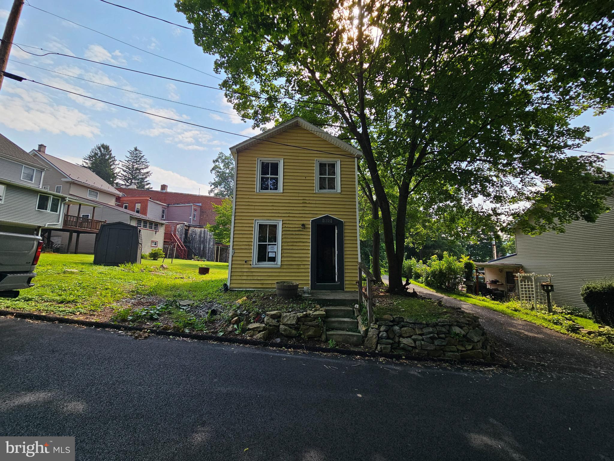 This home offers rustic charm and endless potential. Featuring hardwood floors, exposed beams, and mountain views, it’s the perfect canvas for your dream retreat. While it needs some TLC, the character is already here ready for you to restore and make it truly your own. Whether you’re looking for a full-time residence, or investment project, this property’s setting and style are sure to inspire.