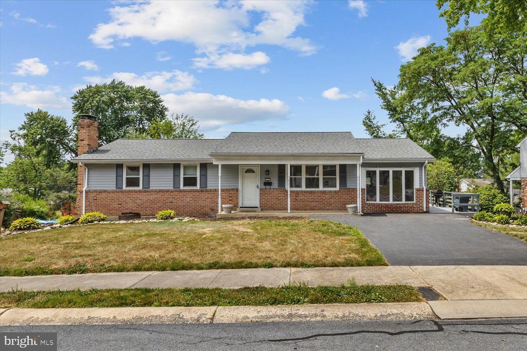 Photo of 117 Oxford Drive, Lititz, PA 17543 (MLS # PALA2053608)