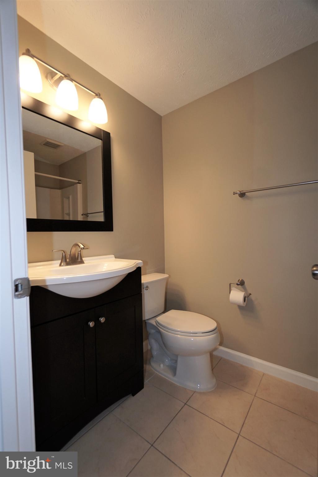 KNOLLS AT NORTH LAKE CONDOMINIUM - Residential Lease