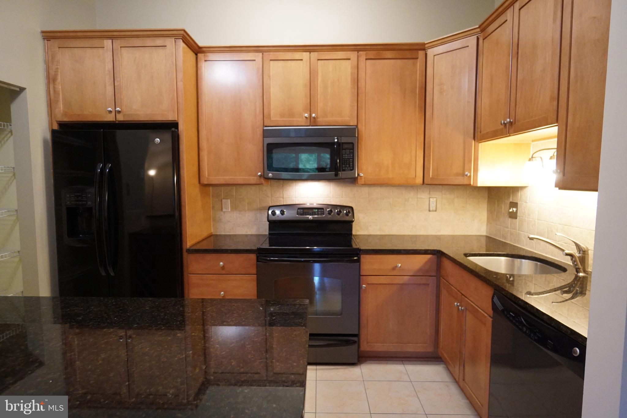 KNOLLS AT NORTH LAKE CONDOMINIUM - Residential Lease