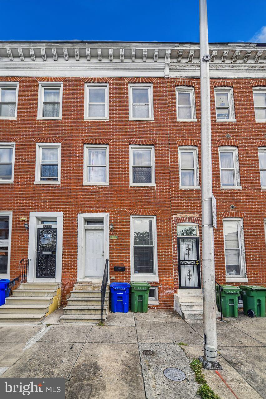 Close to Hopkins Hospital this 3 bedroom 2 bath home is ready for you. Enter this row home at the light filled living room with gleaming hardwood floors. Create a great meal in the kitchen and enjoy it in the separate dining area. Upstairs find one bedroom with a private en-suite bathroom and laundry area located in the hallway. The third floor has 2 other bedrooms and a full hall bathroom. Find plenty of storage in the basement or finish it off for extra living space. The backyard is fenced and a good spot for a city garden or a bbq.
Updates include new furnace and ac.