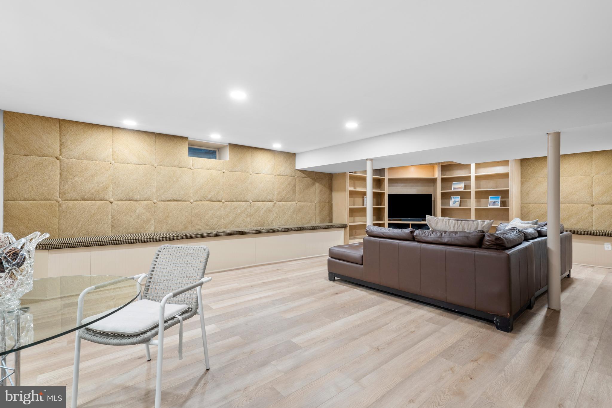 HOLLAND ACRES - Residential