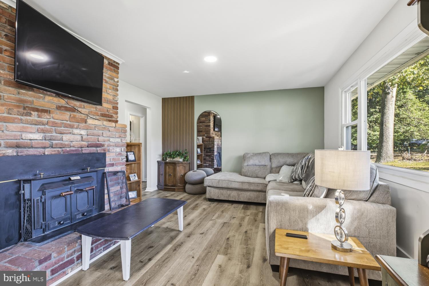 1664 GLEN DRIVE
