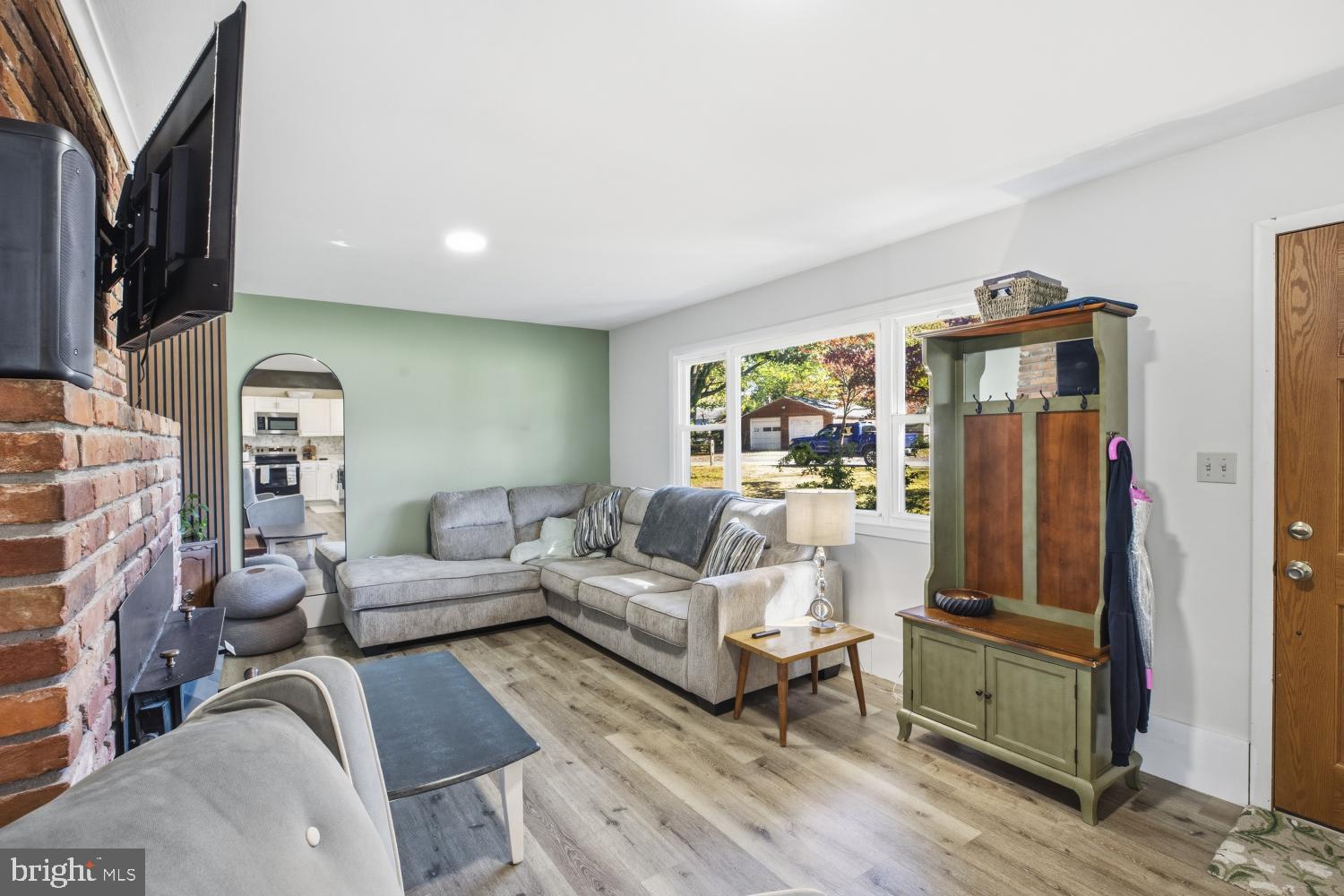 1664 GLEN DRIVE