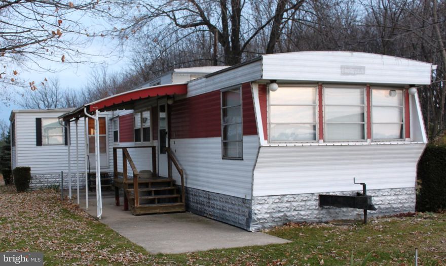 Two bedroom, one bathroom mobile home.
Note: Applicant must fill out an application and be approved PRIOR to viewing the property. The online application can be found on our website. You can apply for this property under the property description.