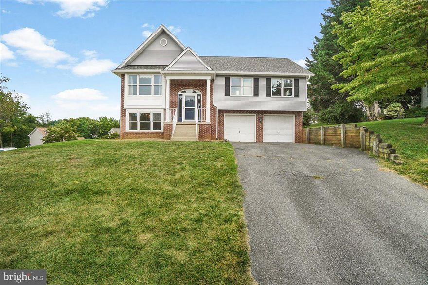 Welcome home to this charming single family home nestled in the heart of Middletown. Located in the esteemed Middletown School District, this home offers convenience, comfort, and endless possibilities. Situated on a quiet cul de sac, you'll love the peacefulness and sense of community in this neighborhood. Step outside your front door and take a leisurely stroll to downtown, where you can treat yourself to a tasty ice cream or savour a delicious meal at the Main Cup. 
Upon stepping inside, you'll instantly feel the warmth and inviting atmosphere of this spacious split-level home. The main floor boasts three bedrooms and two bathrooms, providing ample space for your needs. Looking for additional space for guests or a home office? No worries - head down to the lower level, where you'll find two more bedrooms and a full bathroom, perfect for accommodating family & friends as a guest suite, or creating a separate retreat. Complete with an extra kitchen and separate laundry facilities, this space offers endless possibilities for multigenerational living or even additional rental income. The two-car attached garage provides plenty of space for vehicles, tools, and more.  Enjoy evenings on your beautiful deck, soaking in the breathtaking mountain views. Host gatherings, enjoy outdoor meals, or simply unwind after a long day. 
With fresh paint and new flooring in the kitchen and upstairs bathrooms, this home is ready for you to move right in! You'll have peace of mind knowing you won't have to worry about a new roof, as it has been recently replaced.
Don't miss your chance to own this Middletown gem. Schedule your showing today and discover a lifestyle that truly feels like home.