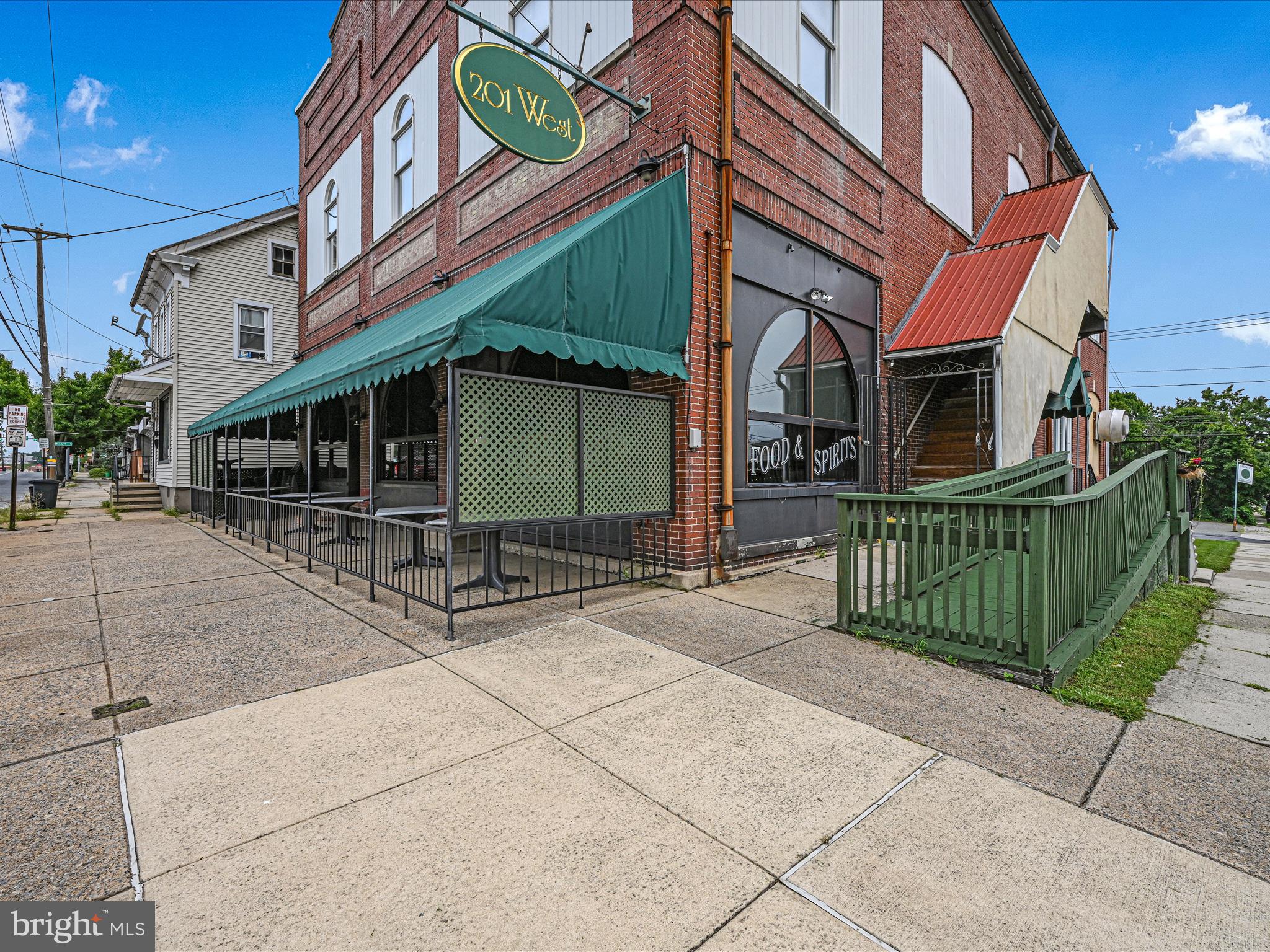 Main image without alt text