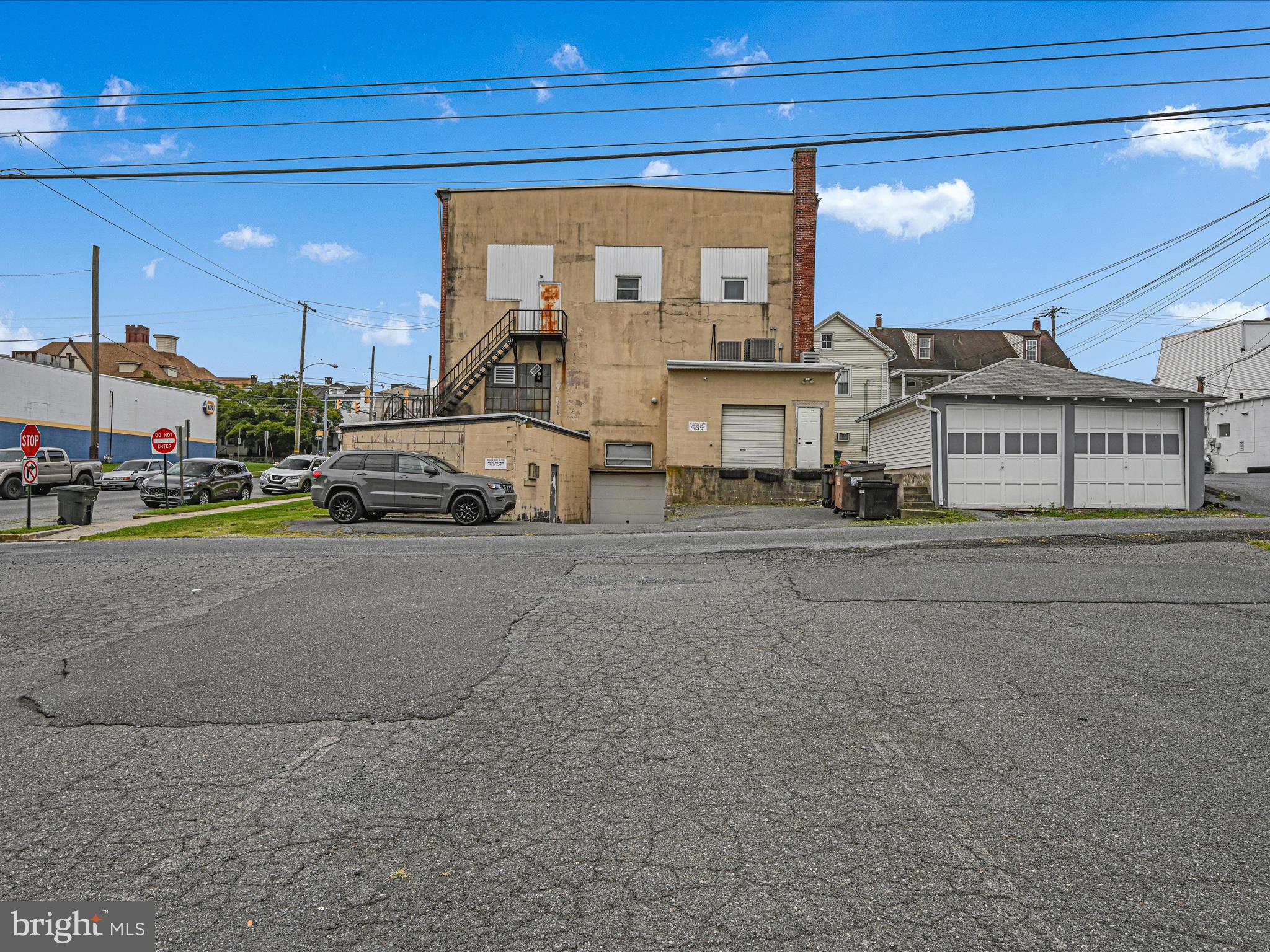 Main image without alt text