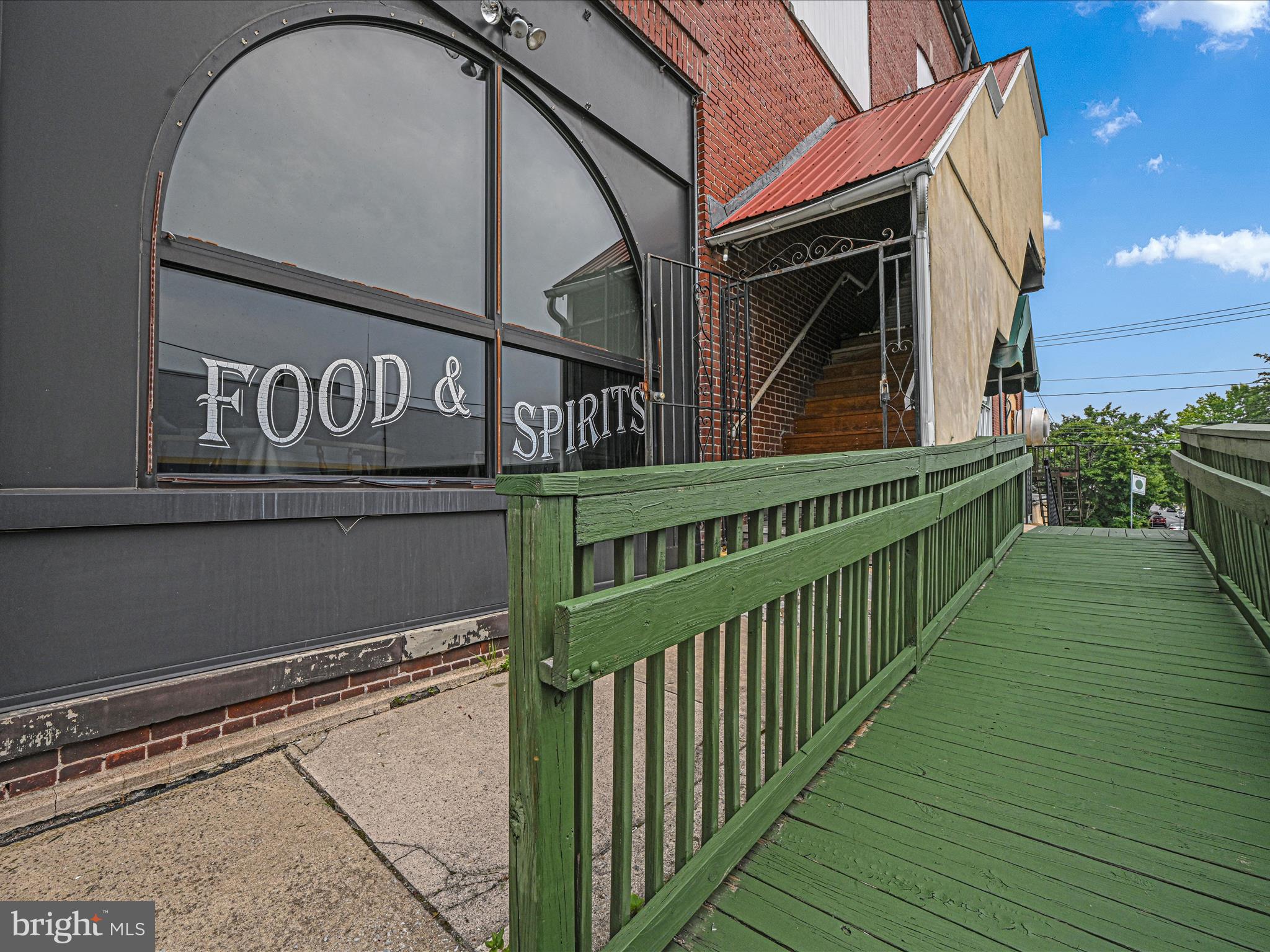 Main image without alt text