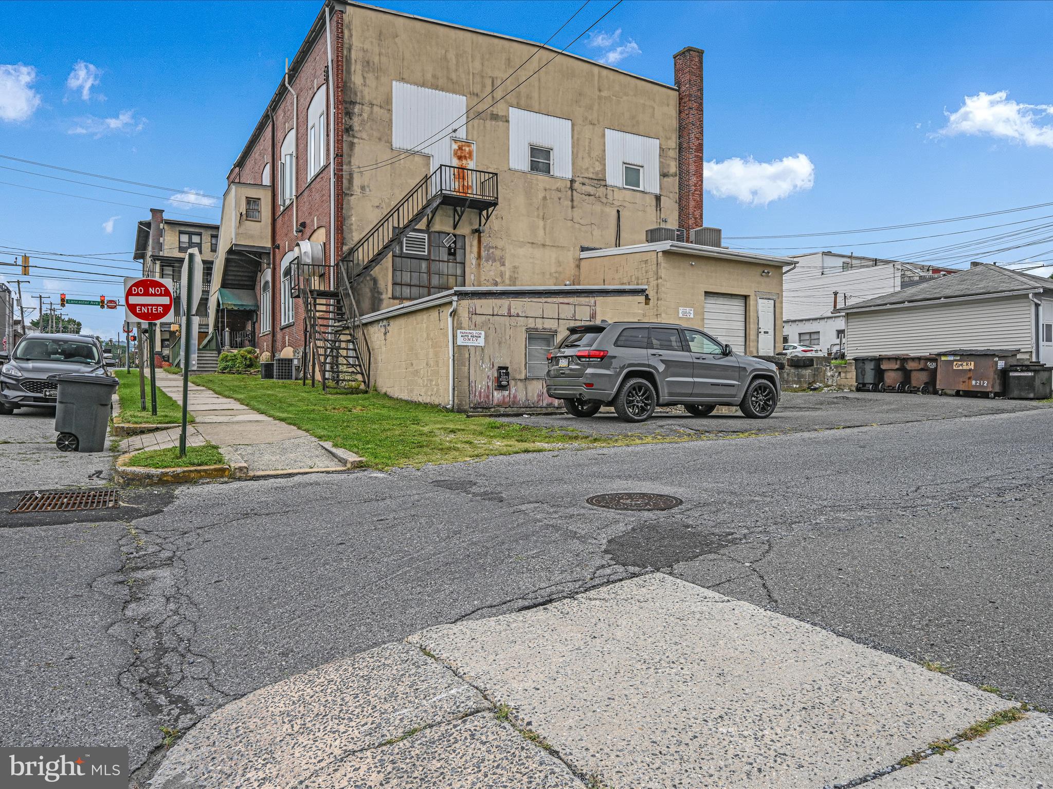 Main image without alt text