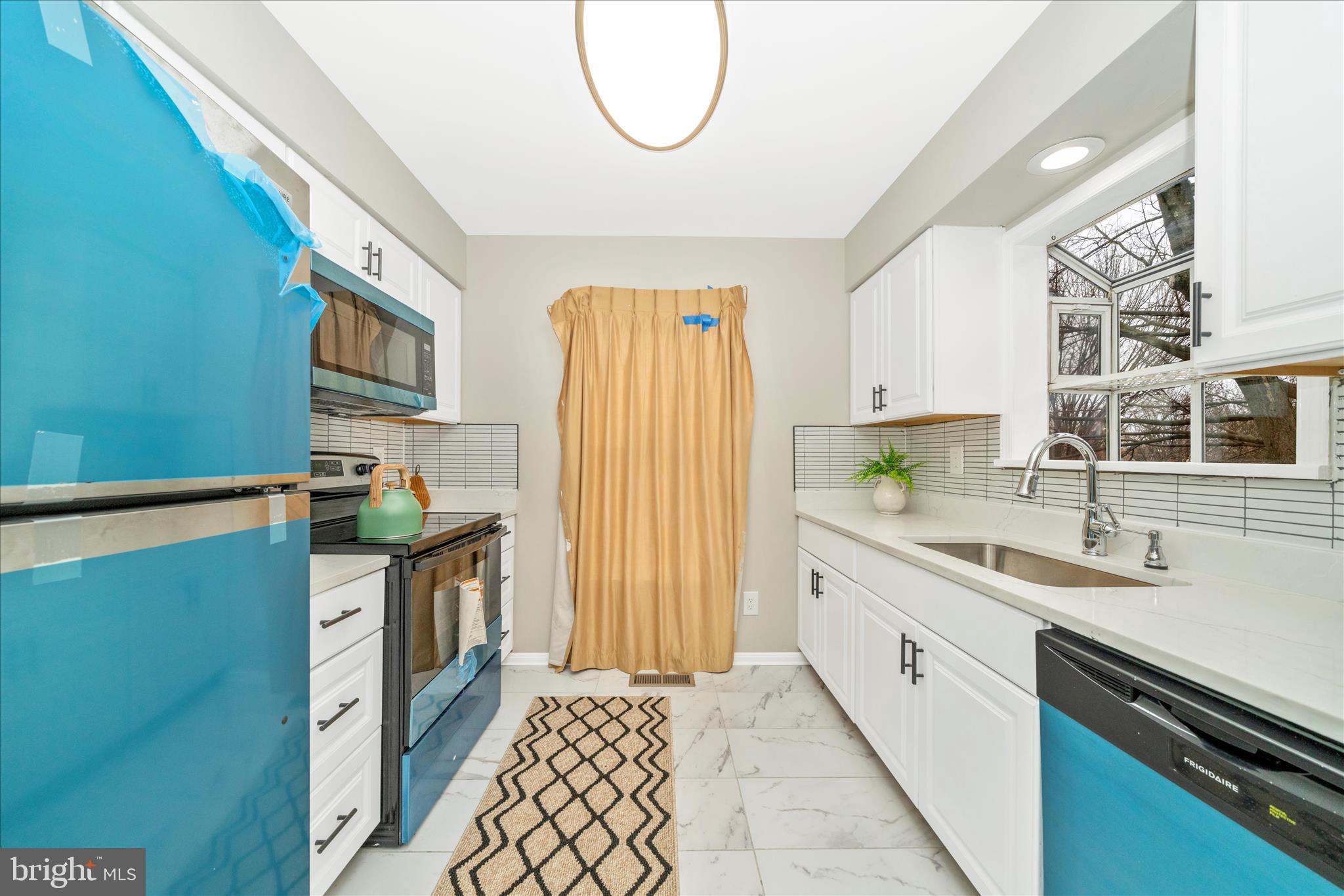 HOLLY POINTE - Residential