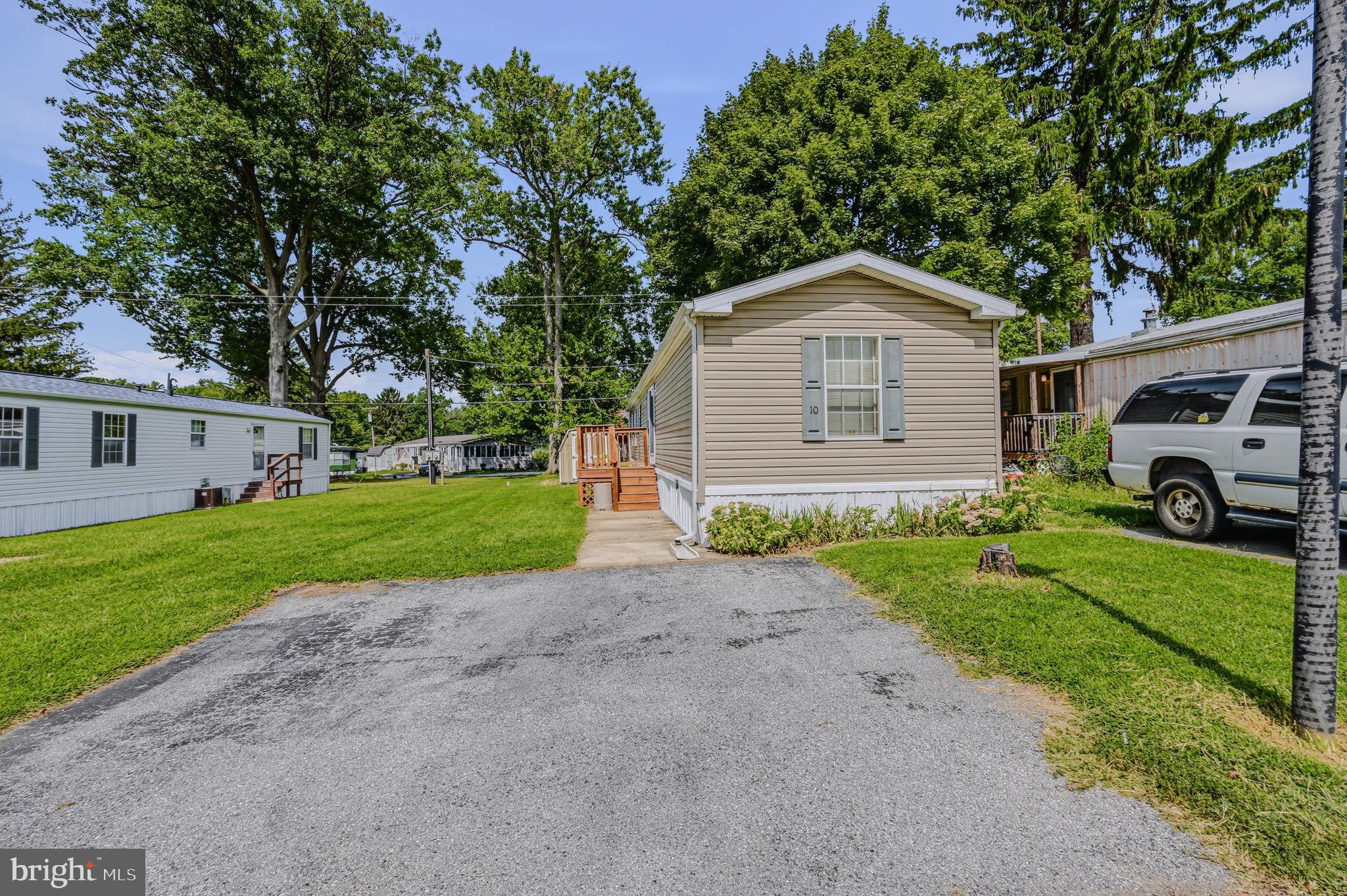 10 LAUREL LANE