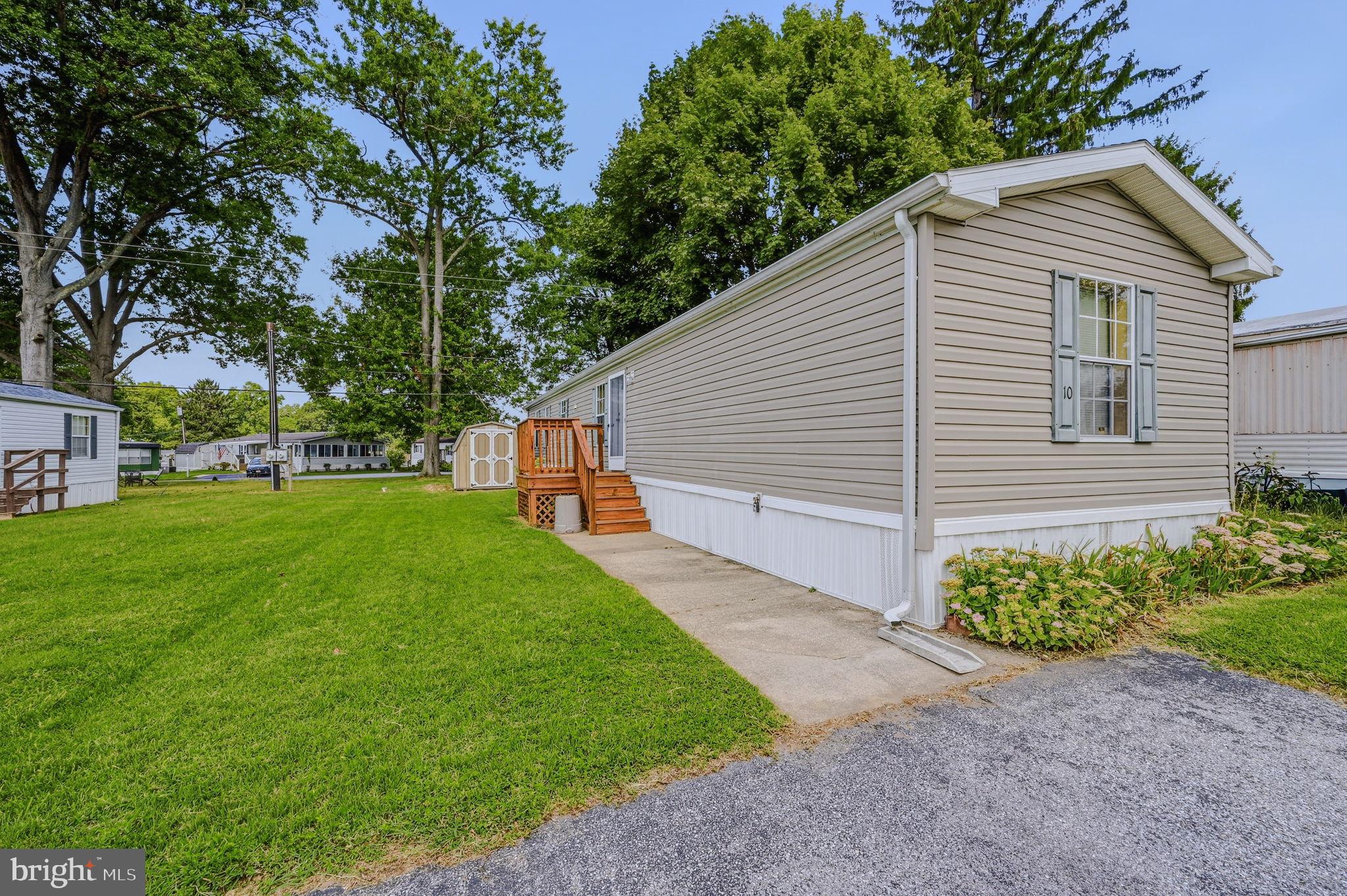 10 LAUREL LANE