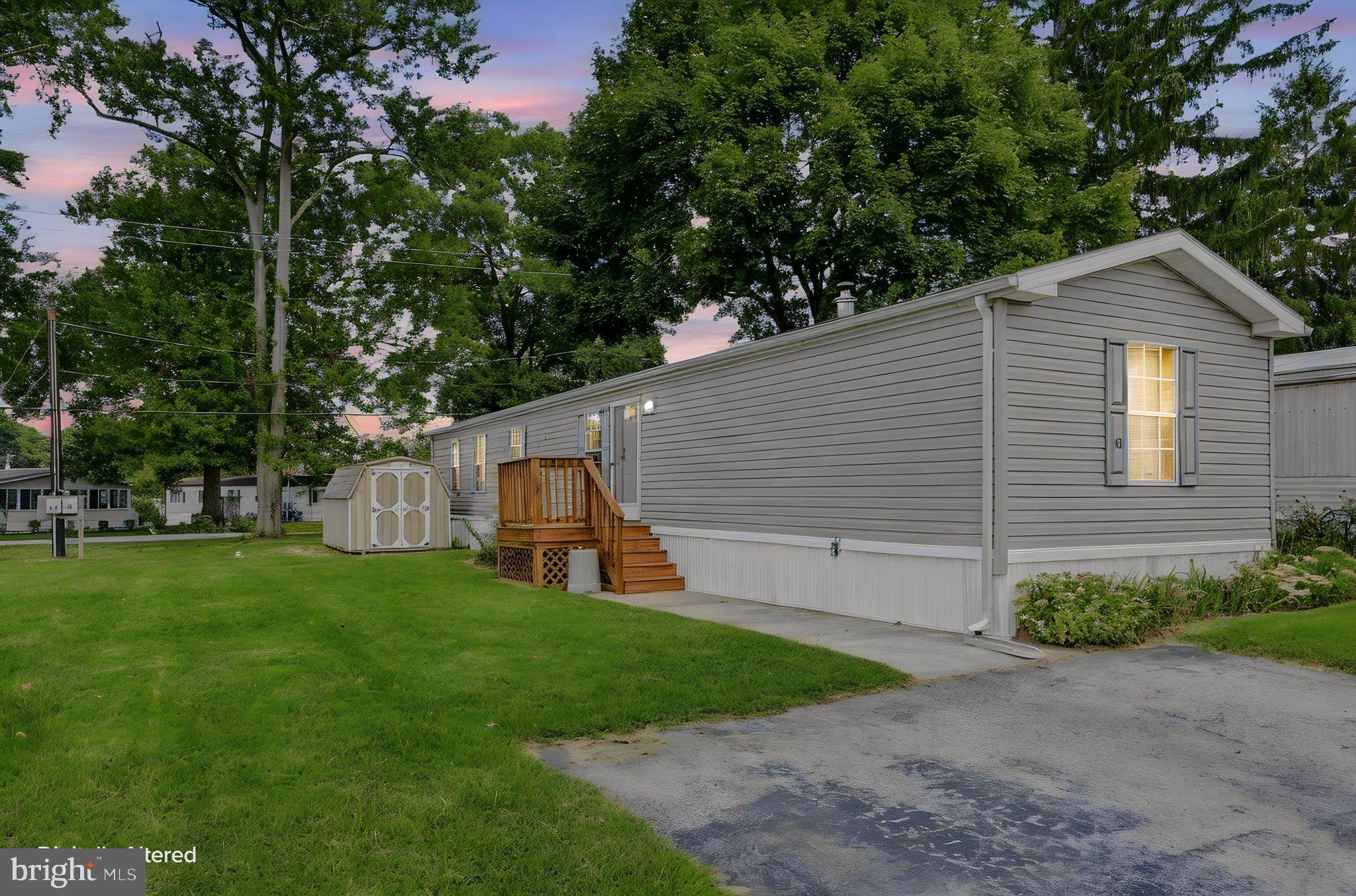 10 LAUREL LANE