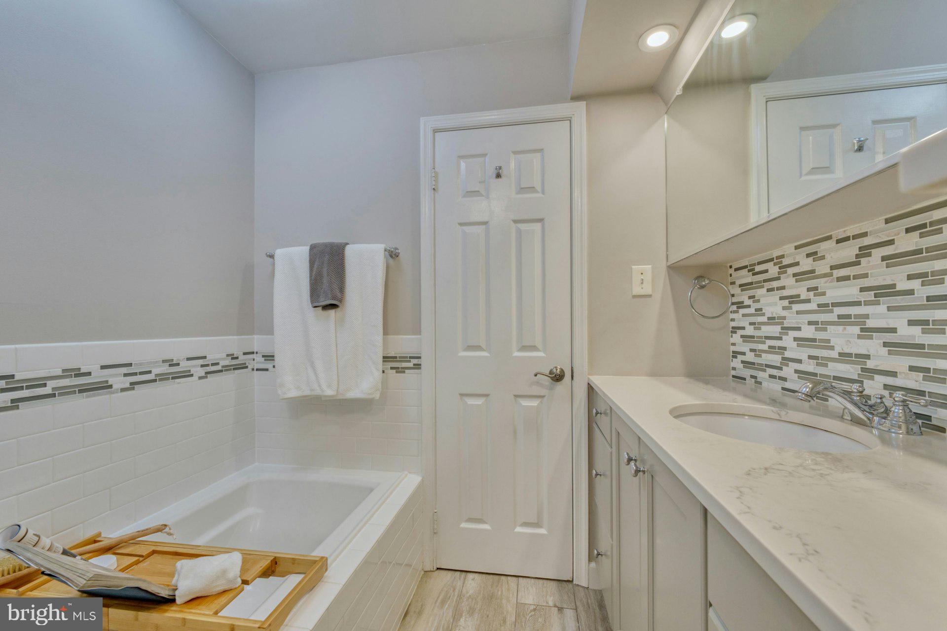 WOLFE ALLEY - Residential